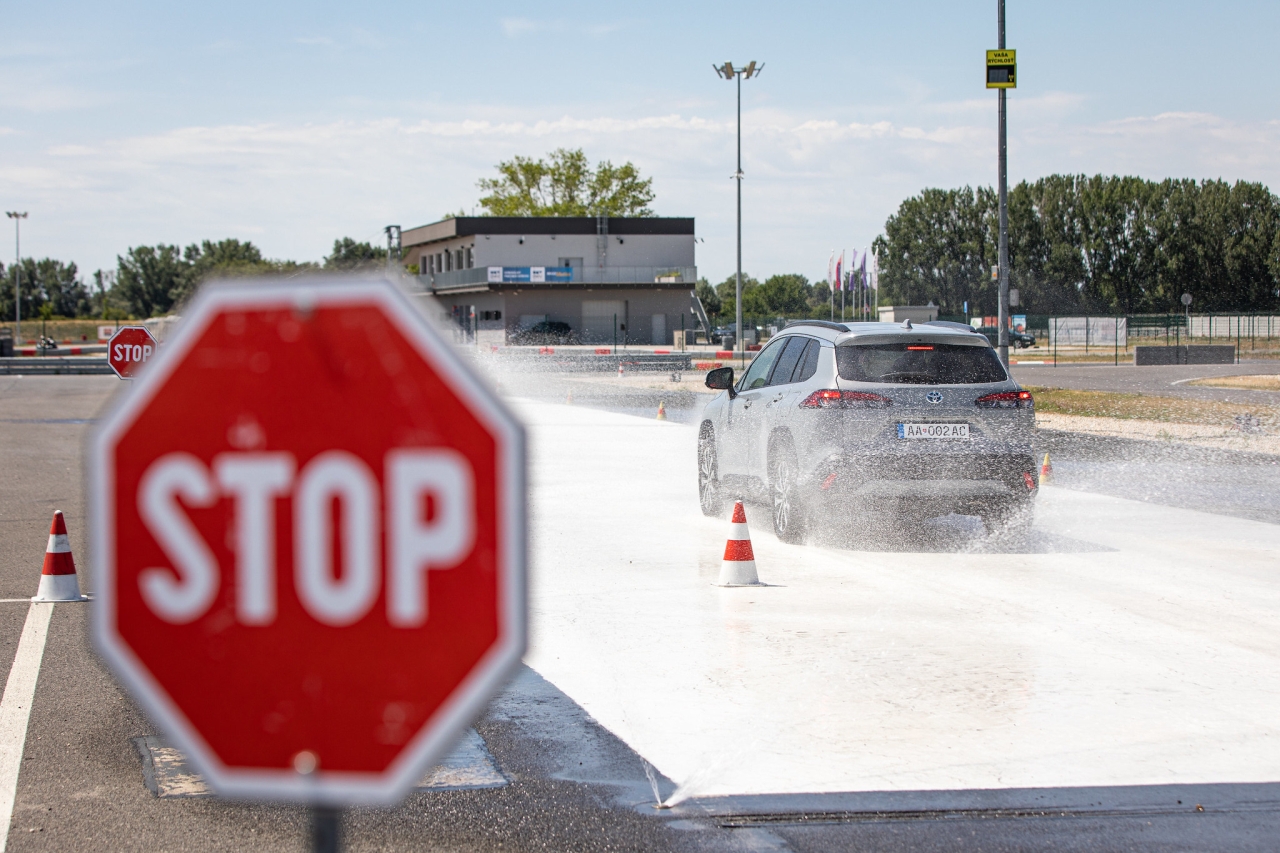 Na cestách je menej nehôd, no mladí vodiči sú stále na čele štatistík aj z dôvodu nesústredenosti