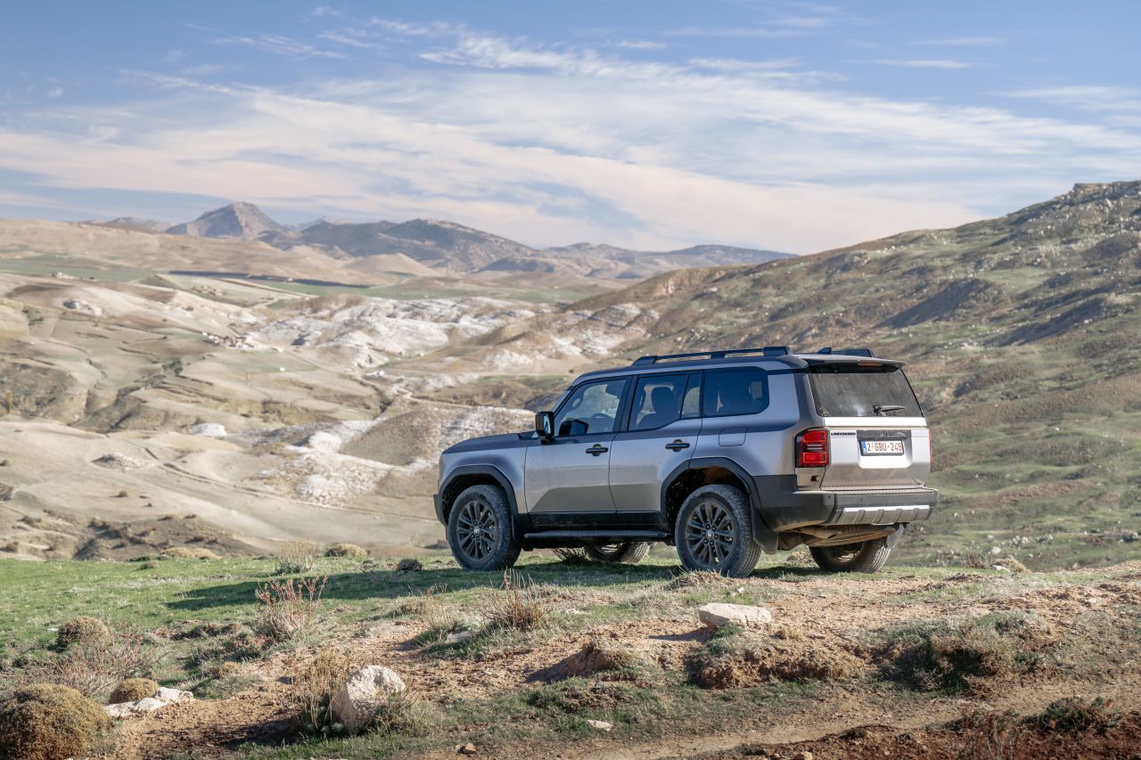 Toyota Land Cruiser Hybrid 48V - elektrifikovaný pohon (mild hybrid) pre legendárny off road značky Toyota