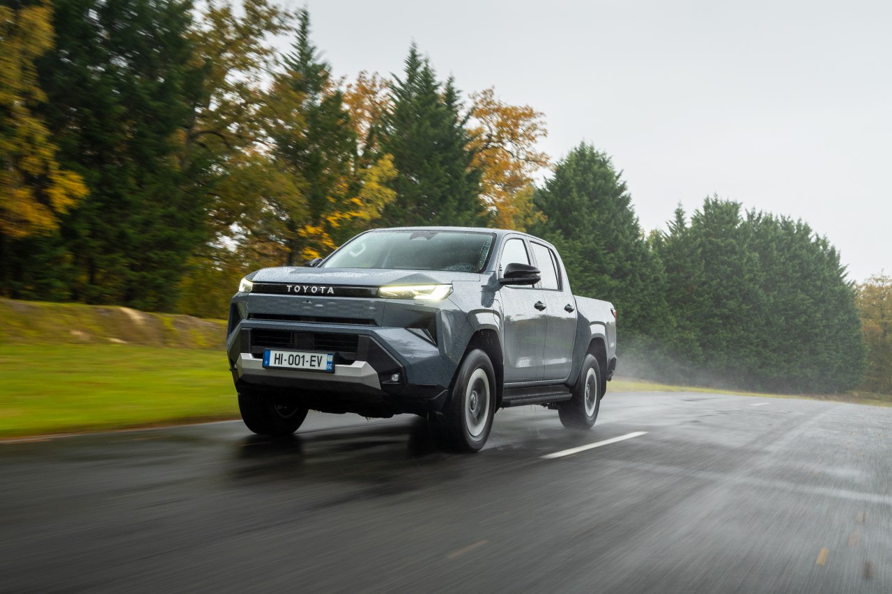 Toyota odhaľuje úplne nový Hilux vrátane prvej batériovej elektrickej verzie tohto kultového pickupu