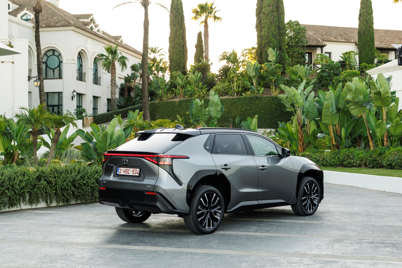 Nová Toyota bZ4X: vyšší výkon, väčšia úspornosť a viac komfortu pre elektrické SUV strednej veľkosti od značky Toyota