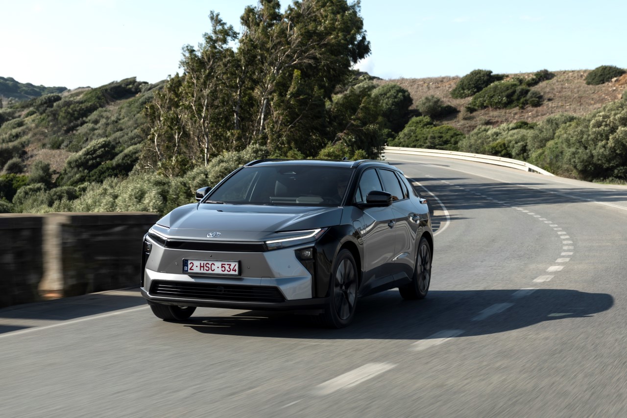 Nová Toyota bZ4X: vyšší výkon, väčšia úspornosť a viac komfortu pre elektrické SUV strednej veľkosti od značky Toyota