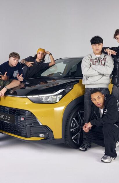 Toyota sa spojila so skupinou December 10 v rámci kampane na Aygo X