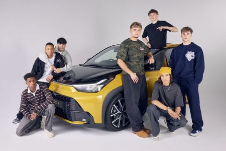 Toyota sa spojila so skupinou December 10 v rámci kampane na Aygo X