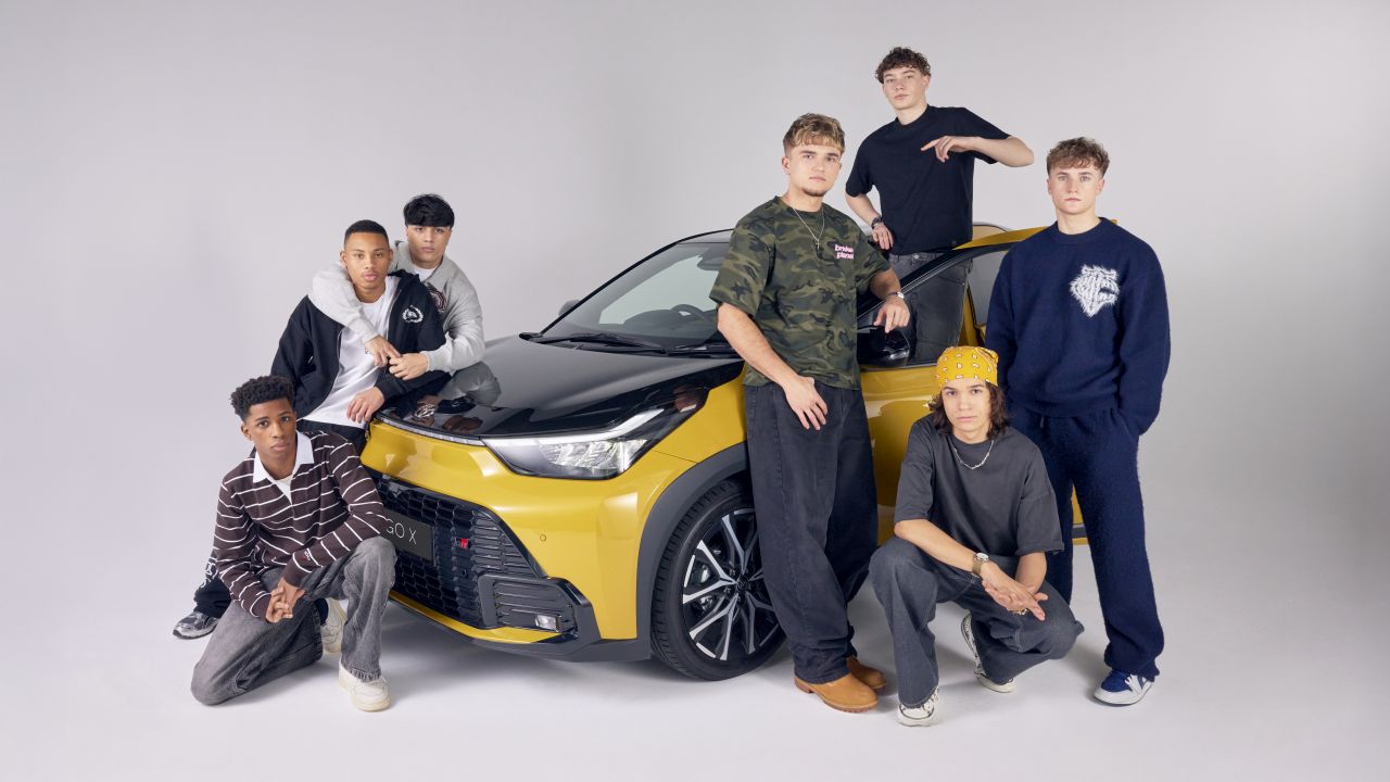 Toyota sa spojila so skupinou December 10 v rámci kampane na Aygo X
